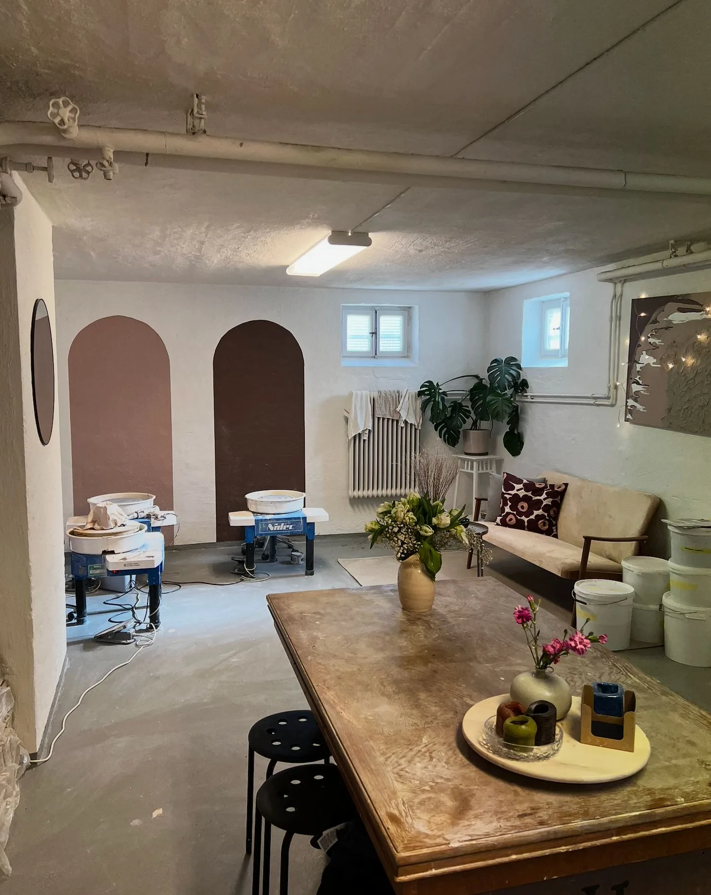 Studion med drejskivor, arbetsbord och sittgrupp