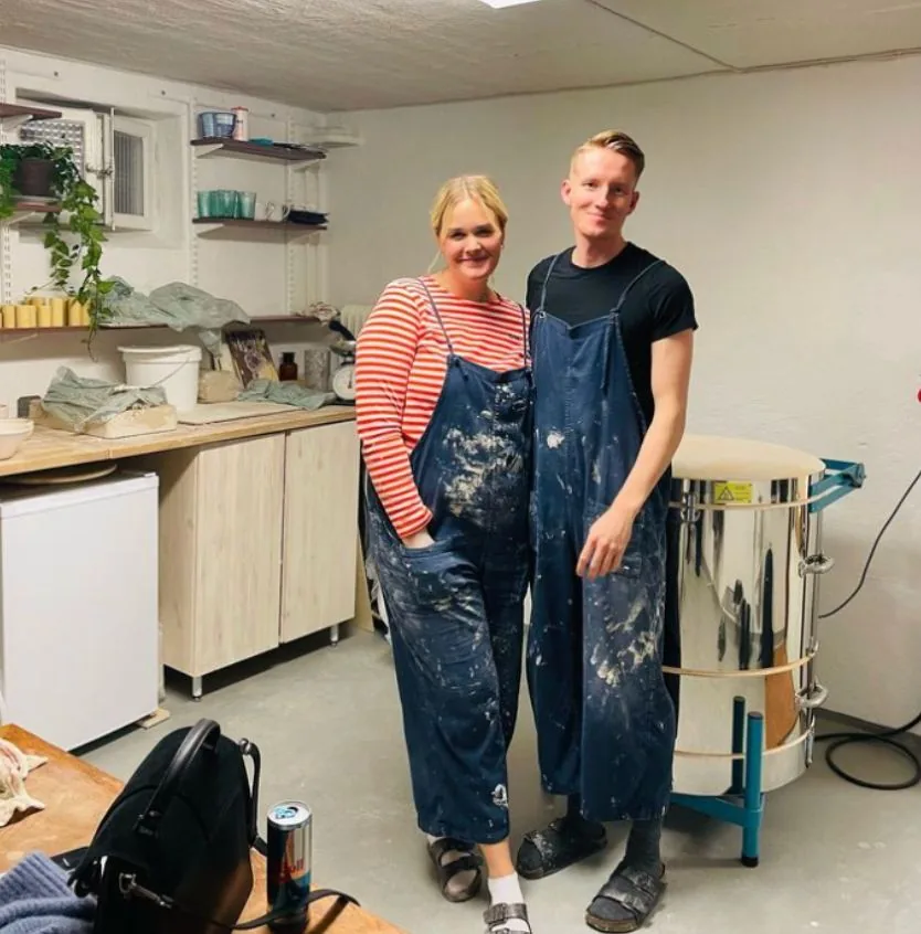 Sara och Emil i ateljén framför keramikugnen